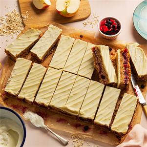 Yoghurt Topped Apple & Bl/currant Flapjack